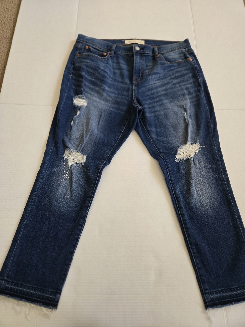 GAP WOMENS Distressed capri Dark Blue Jeans